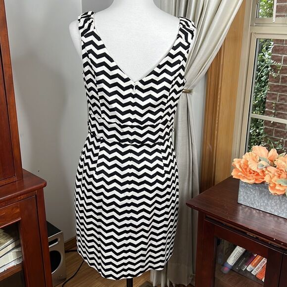 WHBM Sleeveless V-Neck Zig Zag Tulip Dress - Picture 7 of 11